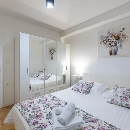Apartment Coastal Charm Kastela