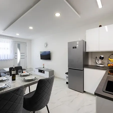 Coastal Charm Apartment Kastela