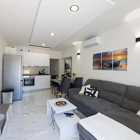 Coastal Charm Apartment Kastela