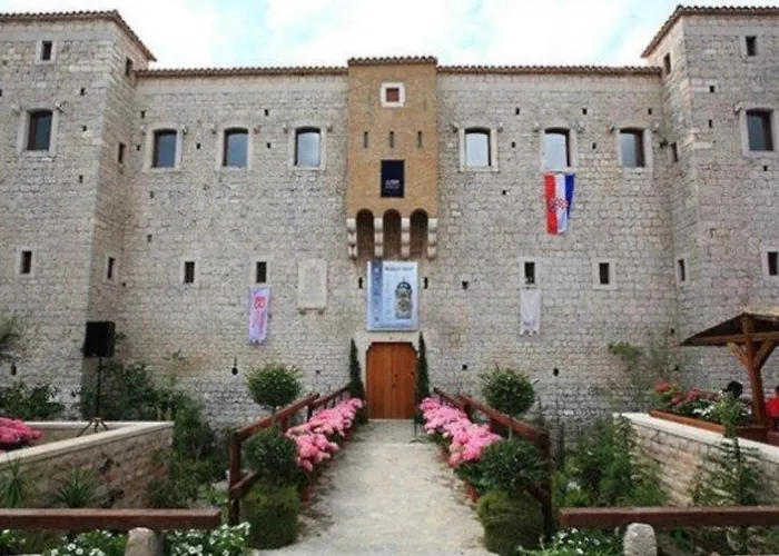 Apartment Coastal Charm Kastela