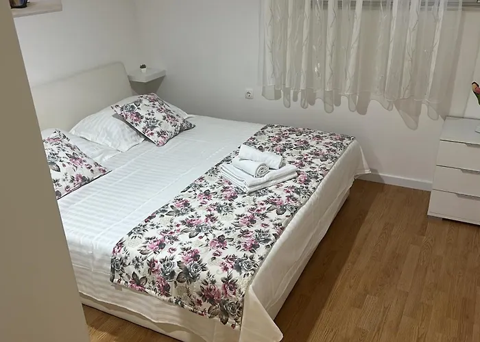 Coastal Charm Apartment Kastela