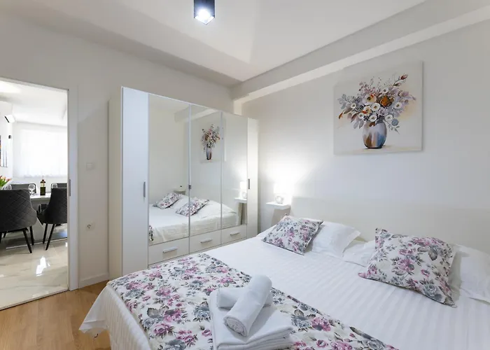 Apartment Coastal Charm Kastela