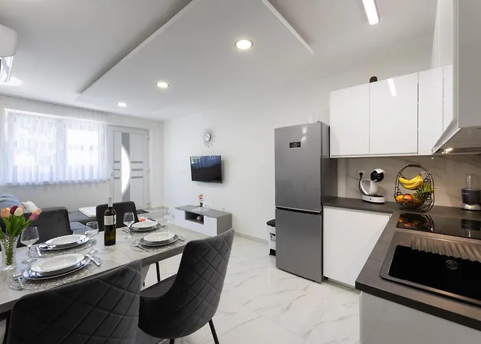 Coastal Charm Apartment Kastela